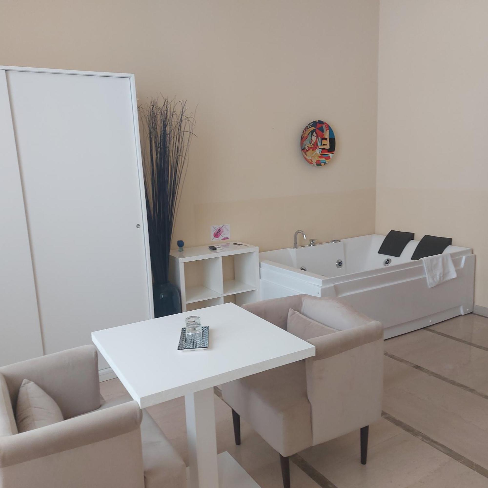 Dimora Charleston Lecce Parcheggio Privato In Loco Gratis Bed & Breakfast Ruang foto