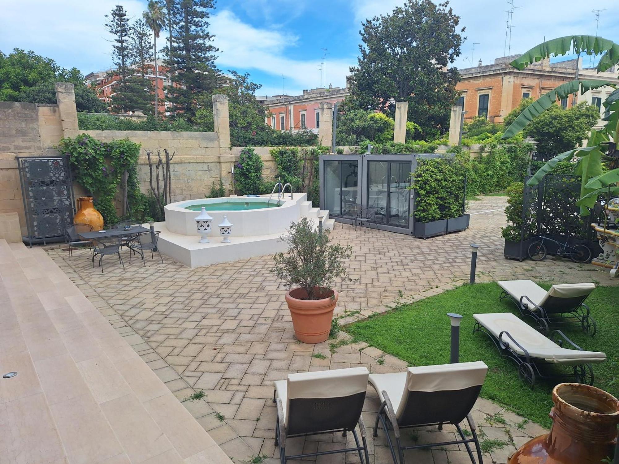 Dimora Charleston Lecce Parcheggio Privato In Loco Gratis Bed & Breakfast Bagian luar foto